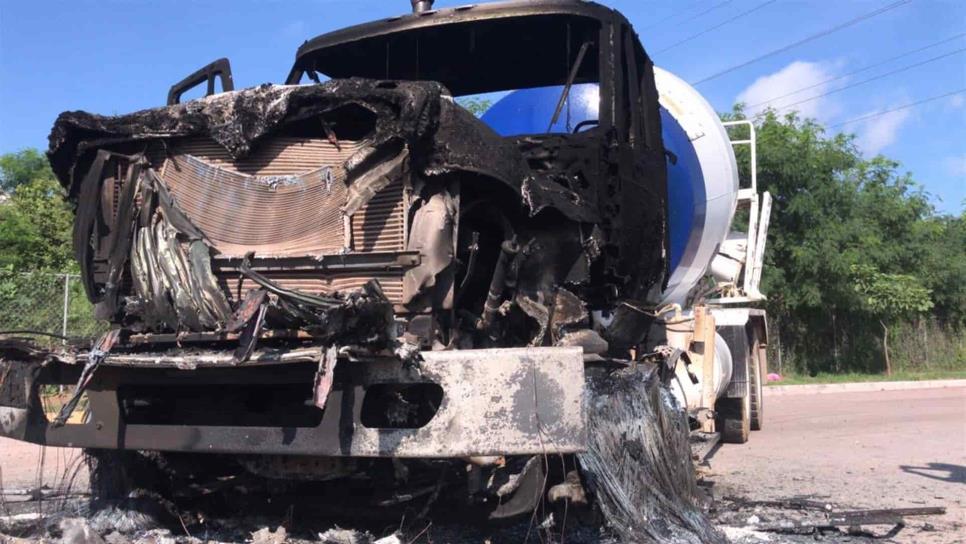 Transito remolca 19 vehículos quemados tras balaceras en Culiacán