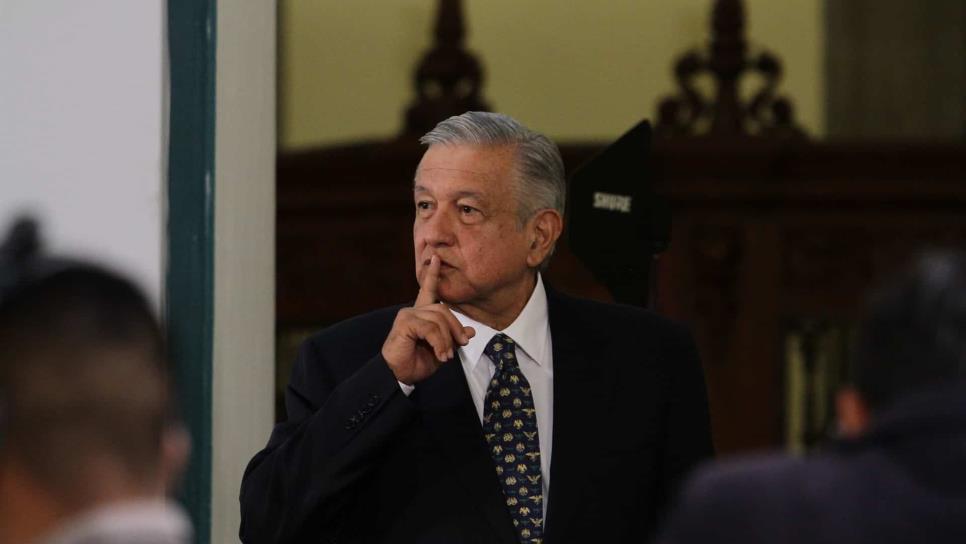 Usa AMLO teléfono satelital para zonas sin señal de celular