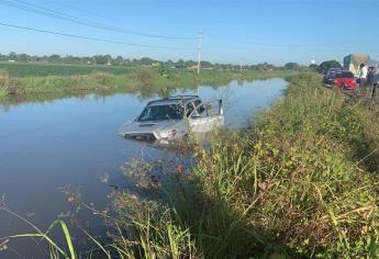 Camioneta cae al canal de Compuertas