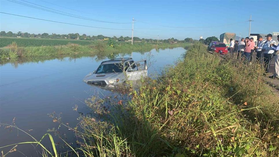 Camioneta cae al canal de Compuertas