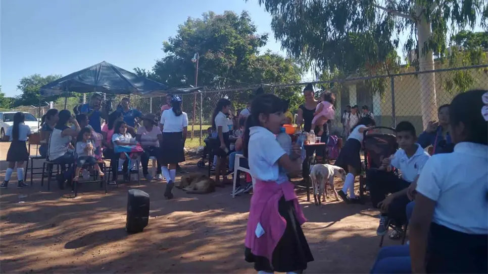 Tienen más de dos semanas sin luz, toman escuela