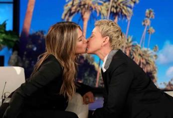 Jennifer Aniston y Ellen DeGeneres se besan durante entrevista