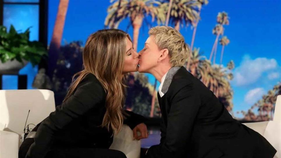 Jennifer Aniston y Ellen DeGeneres se besan durante entrevista