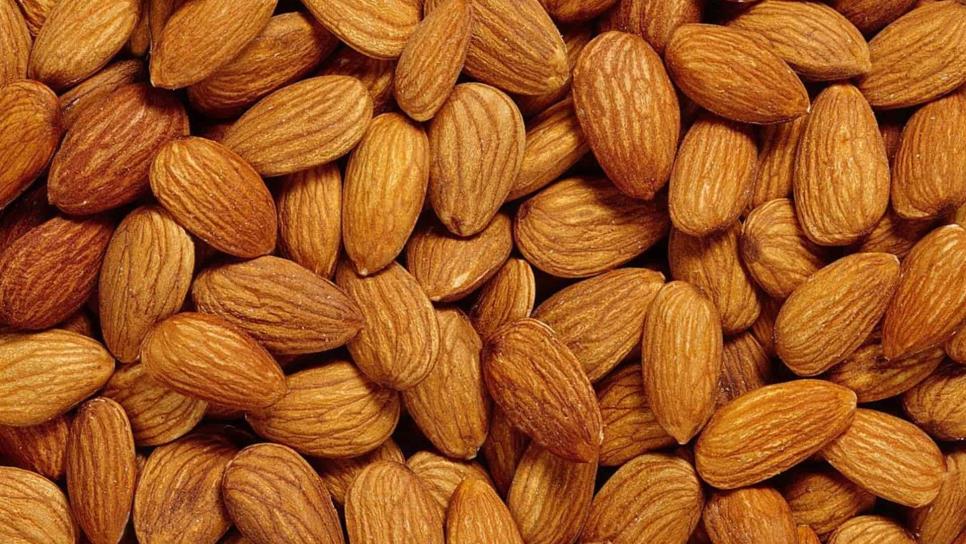 Nueces y almendras desaceleran aumento de peso en adultos