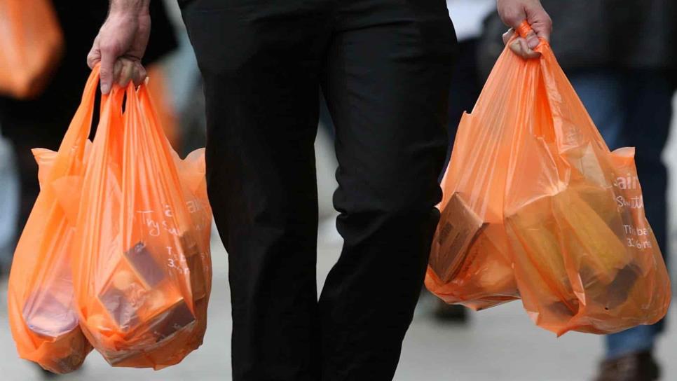 Supermercados dejarán de ofrecer bolsas de plástico en 2020