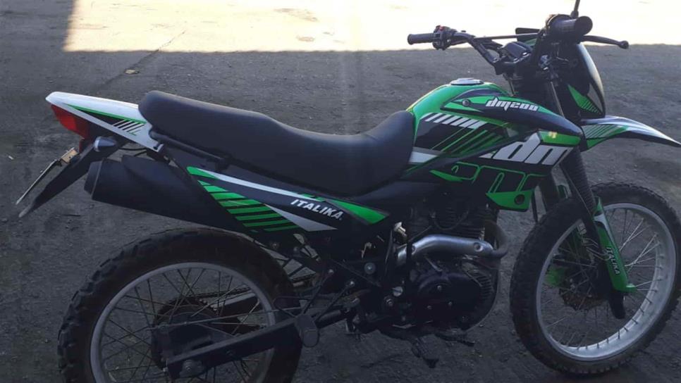 Municipales sorprenden a uno con motocicleta robada en Mazatlán; queda detenido