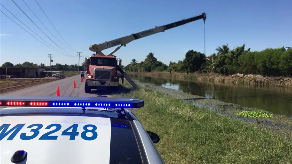 Joven cae al canal Lateral 18 y resulta ilesa