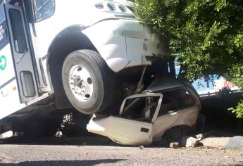 Cuatro lesionados tras aparatoso accidente en Los Mochis