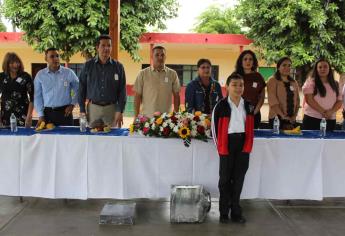 Ayuntamiento de El Fuerte entrega equipo de cómputo a primaria