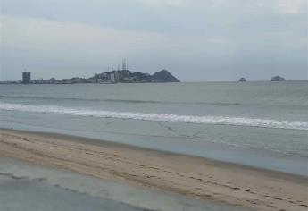 Cierran el puerto a la navegación por fuerte oleaje en Mazatlán