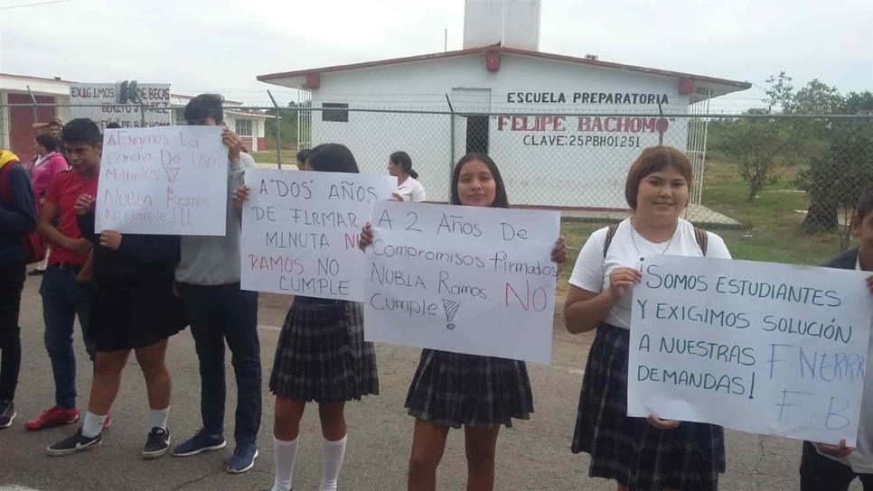 Estudiantes de prepa bloquean la carretera Los Mochis-El Fuerte