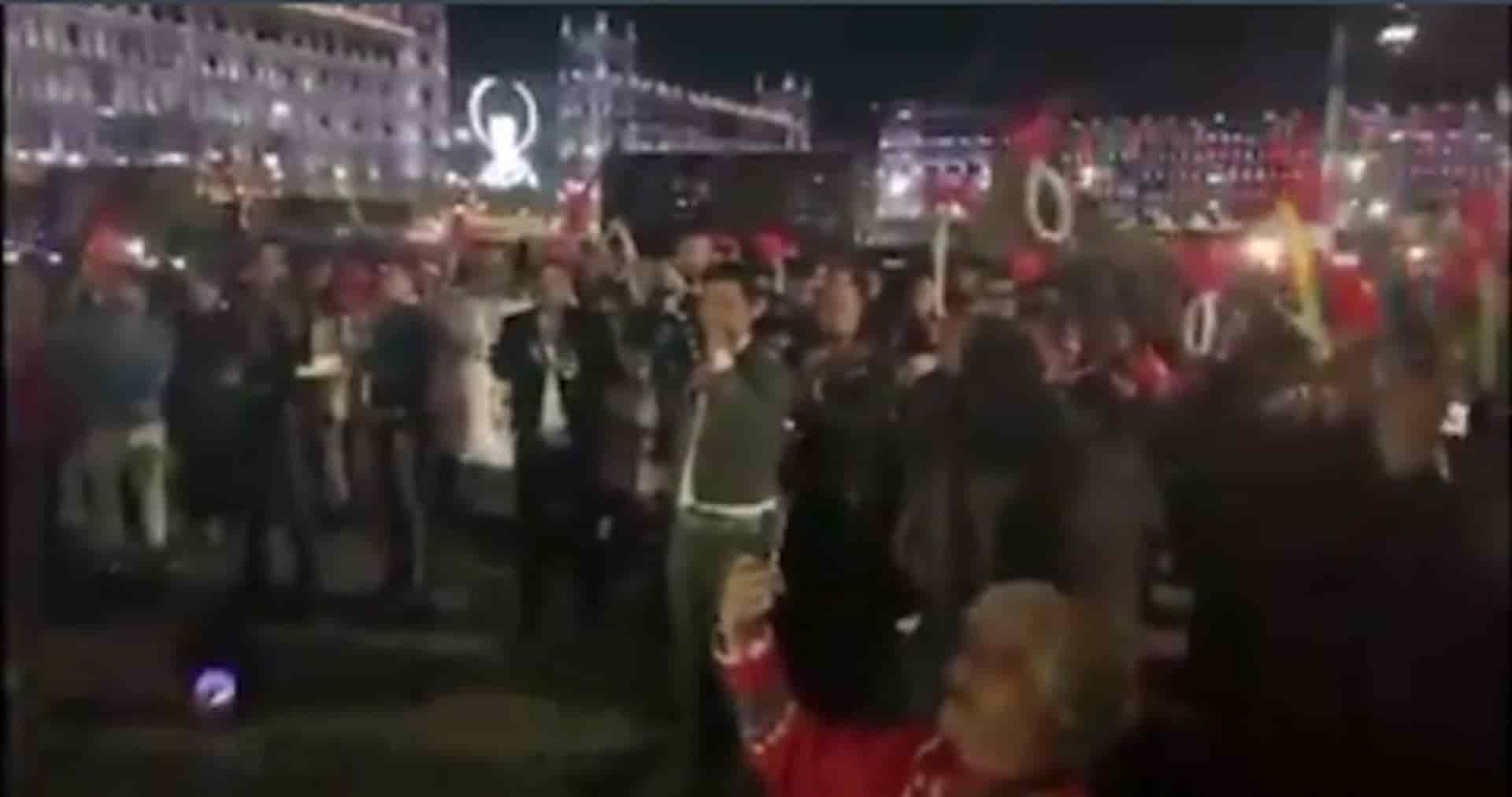 Adelitas llevan serenata a López Obrador por su cumpleaños