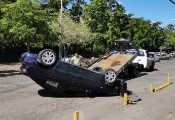 Mujer resulta ilesa tras aparatosa volcadura en C.U.