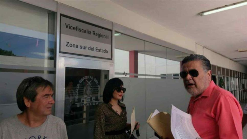 Presentan exfuncionarios denuncia contra el alcalde de Mazatlán