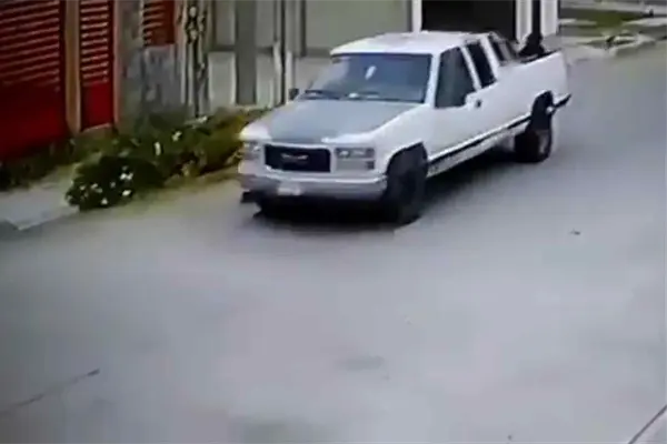 En una camioneta, ladrones vacían casa en Prados del Sur En una camioneta, ladrones vacían casa en Prados del Sur