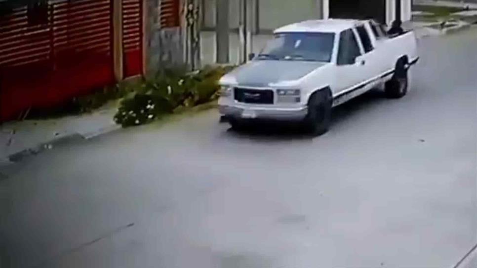 En una camioneta, ladrones vacían casa en Prados del Sur