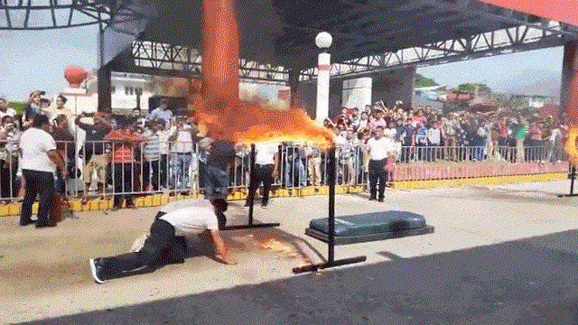 Policía se quema al intentar acrobacia en desfile de la Revolución