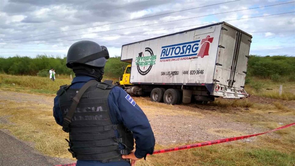 Intentan robar camión de carga, lo balean y choca