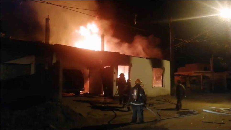 Se incendia supuesta bodega clandestina de combustible en Mazatlán