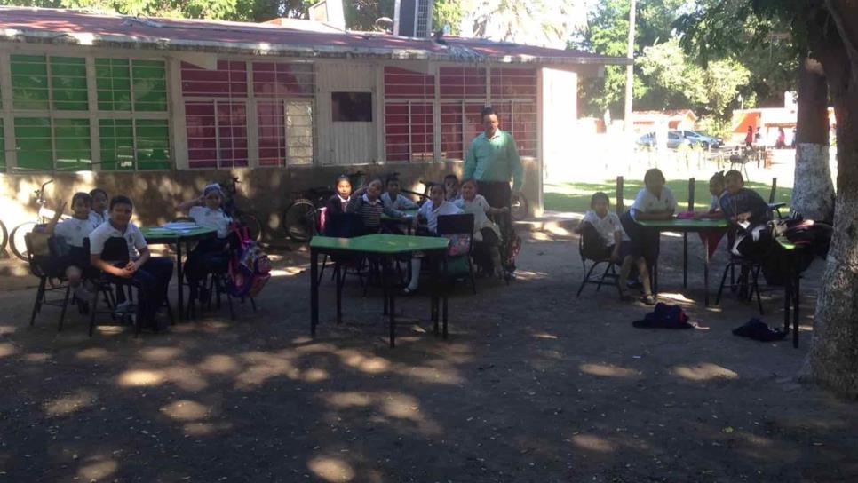 Niños toman clases bajo los árboles; temen colapsen techos en aulas