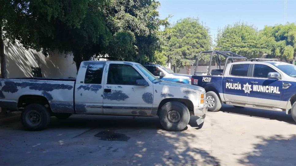 Aseguran camioneta involucrada en robo; sujetos logran huir