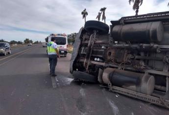 Vuelca tráiler con palmas cerca del ejido 18 de Marzo, Ahome