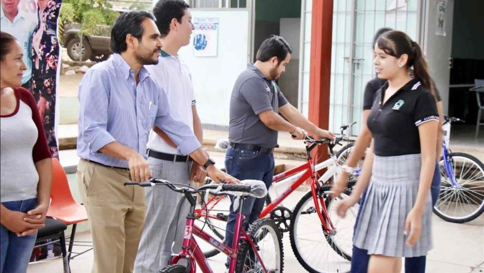 Entrega Cobaes bicicletas a jóvenes estudiantes