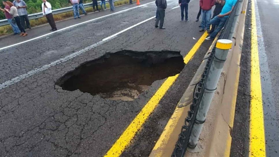 Cierran autopista Mazatlán-Culiacán por socavón