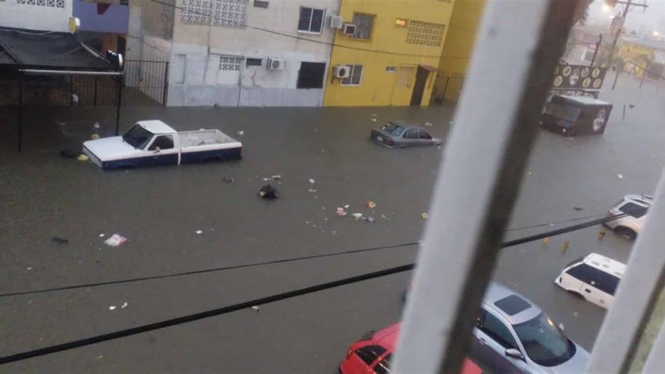 Recomiendan resguardarse y evitar accidentes por lluvias en Mazatlán