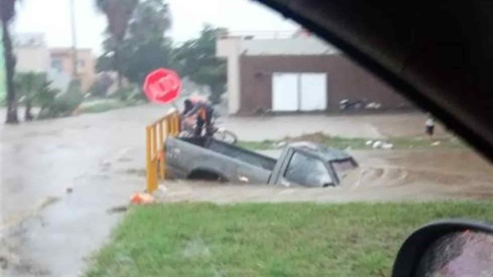 Camioneta cae a canal tras inundaciones en Mazatlán