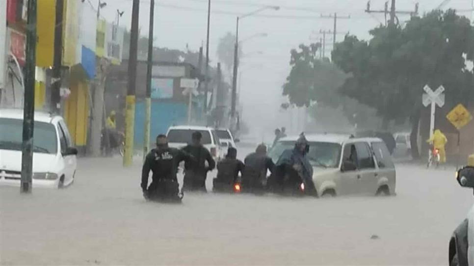 Reiteran a no salir de domicilios tras fuertes lluvias en Mazatlán