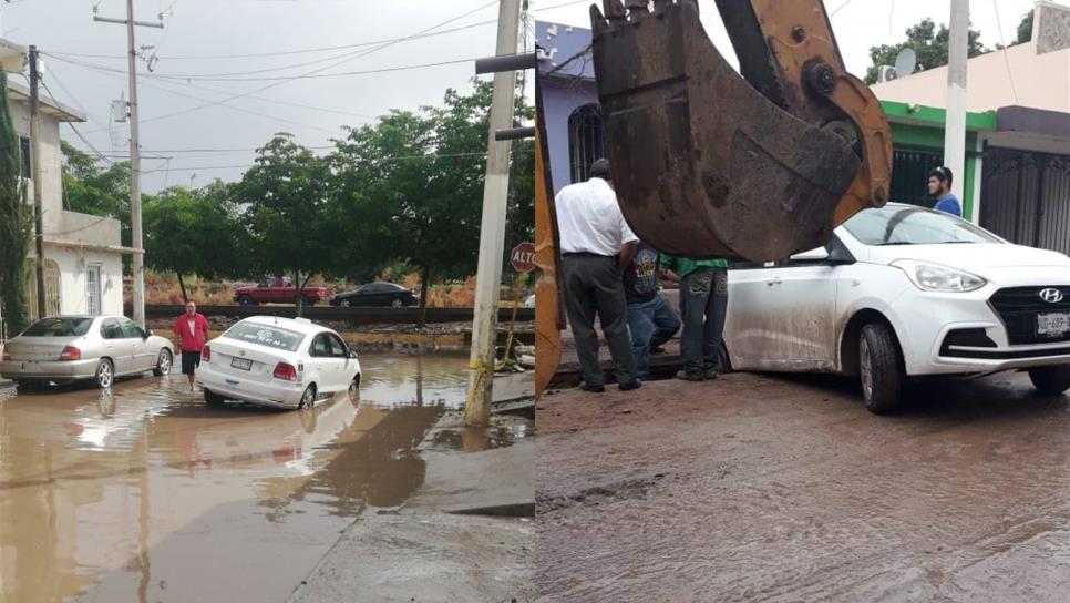 Caen tres vehículos y una joven a zanja en Los Mochis