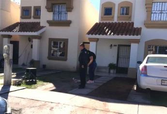 Policías detienen a un hombre y mientras estaba en barandilla desalojan su vivienda