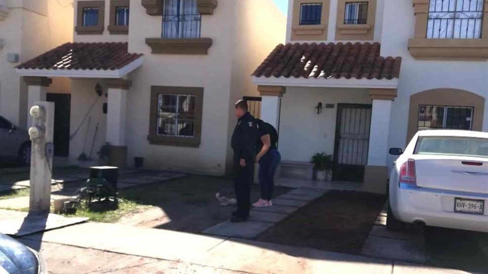 Policías detienen a un hombre y mientras estaba en barandilla desalojan su vivienda Policías detienen a un hombre y mientras estaba en barandilla desalojan su vivienda