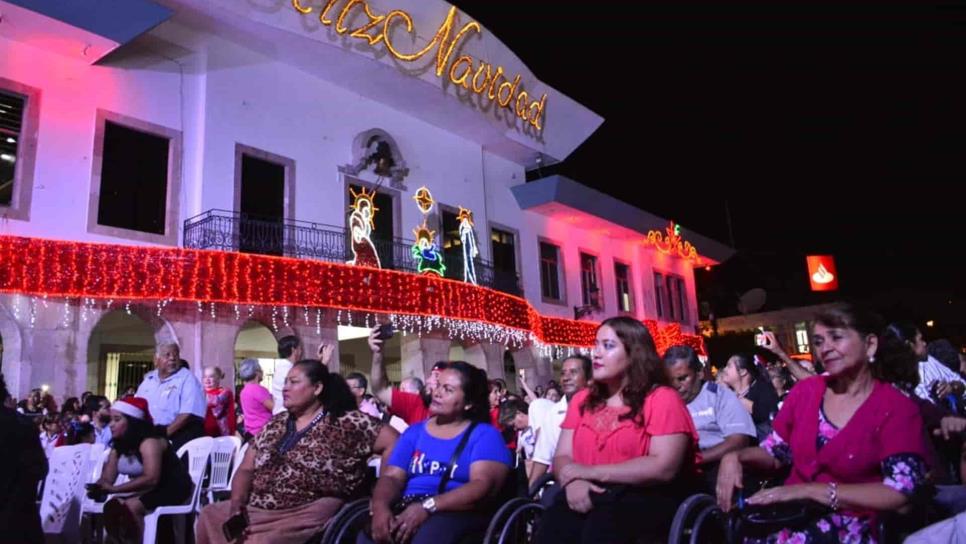 Ilumina el espíritu de la Navidad el Palacio Municipal de Mazatlán