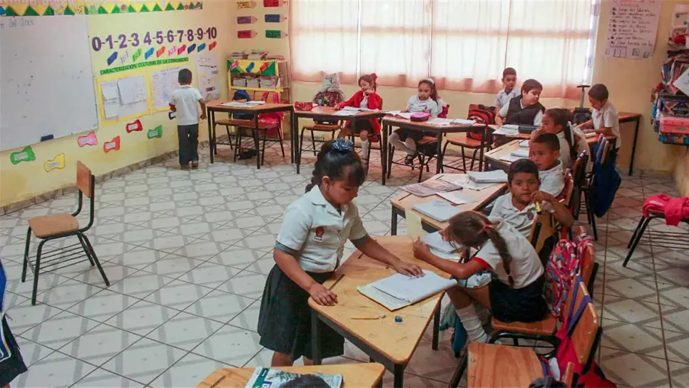 La mayoría caminan entre 2 y 3 kilómetros para acudir a sus clases. | FOTO: Martín Ruiz.
