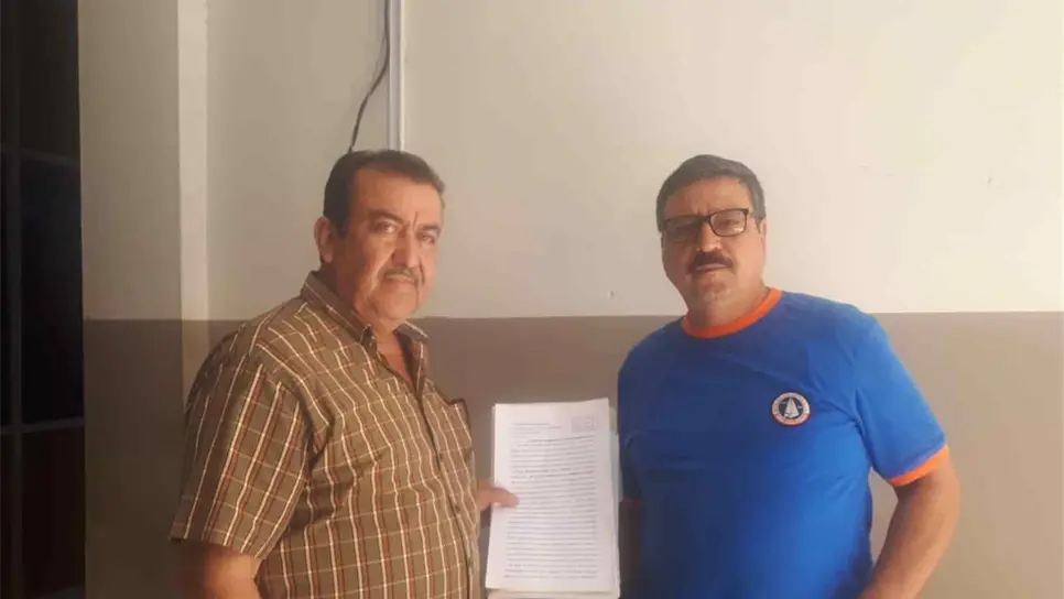 Entregan solicitudes al Ayuntamiento para retiro de antena