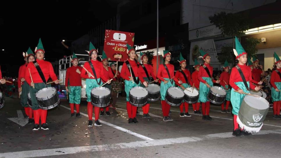 Culiacanenses disfrutan colorido desfile navideño