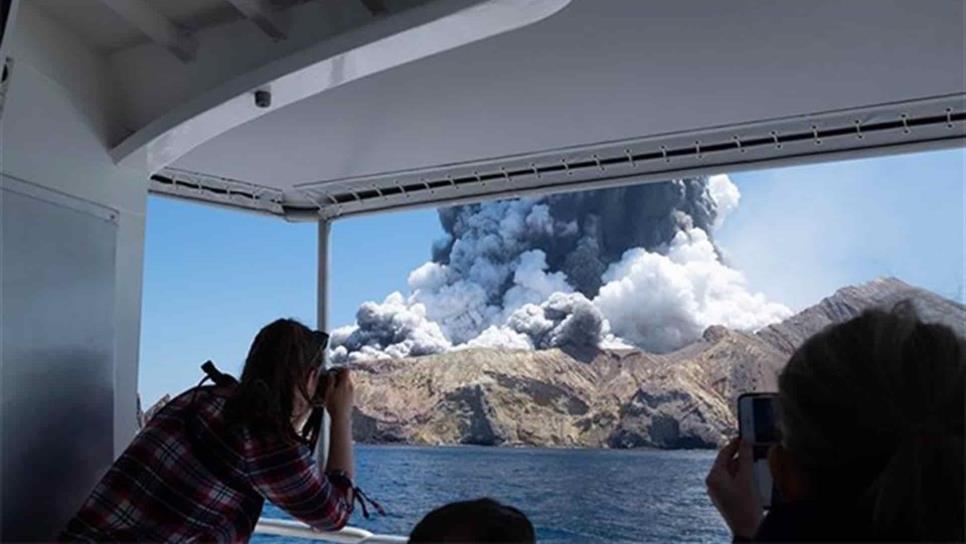 Mueren cinco turistas tras erupción de volcán Whakaari en Nueva Zelanda