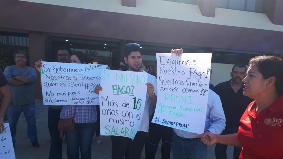 Por falta de pago, protestan maestros del PRONI en Guasave