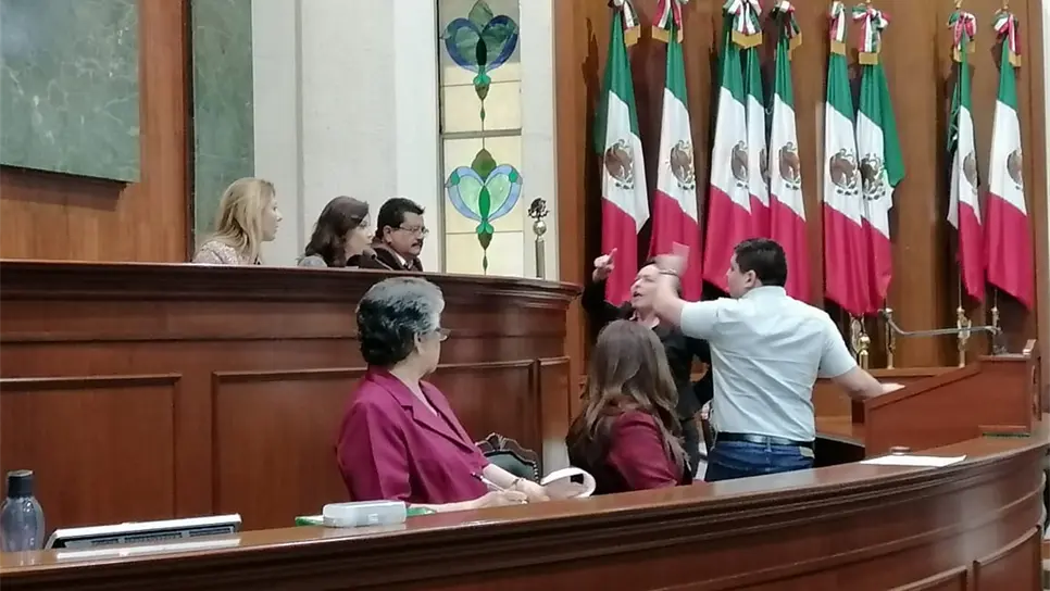 Apagan micrófonos a Pedro Lobo en tribuna