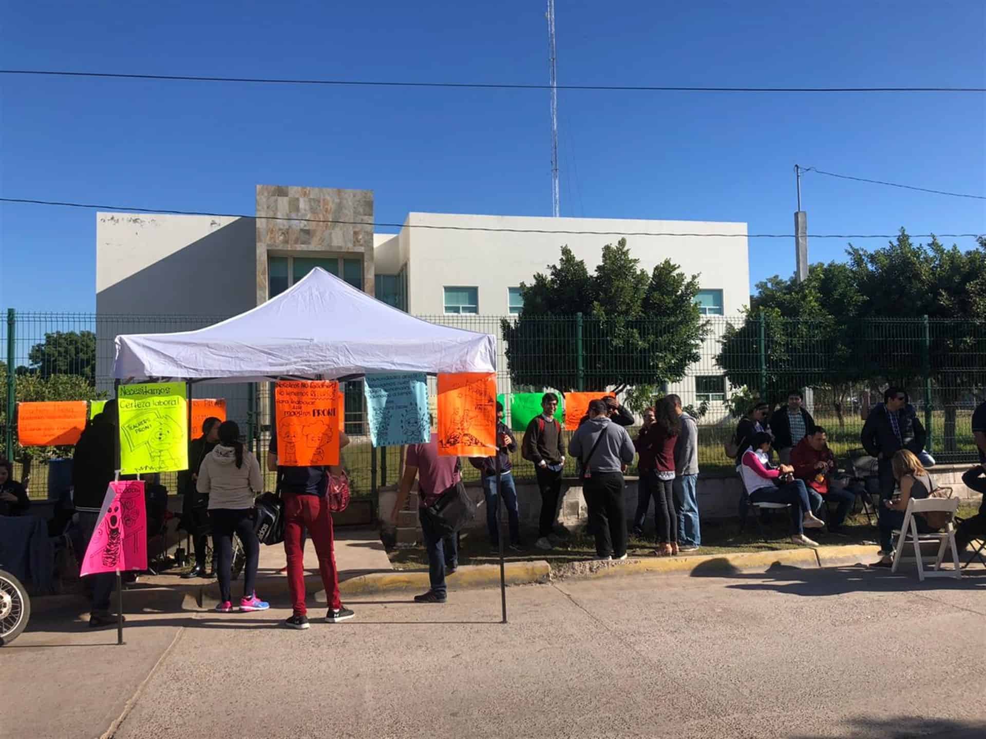 Maestros de inglés toman y cierran oficinas de SEPyC
