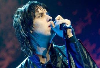 Julian Casablancas olvida letra de “Under Pressure”