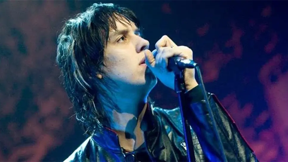 Julian Casablancas olvida letra de “Under Pressure”