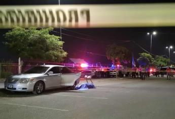 Asesinan a hombre en estacionamiento de supermercado, al sur de Culiacán