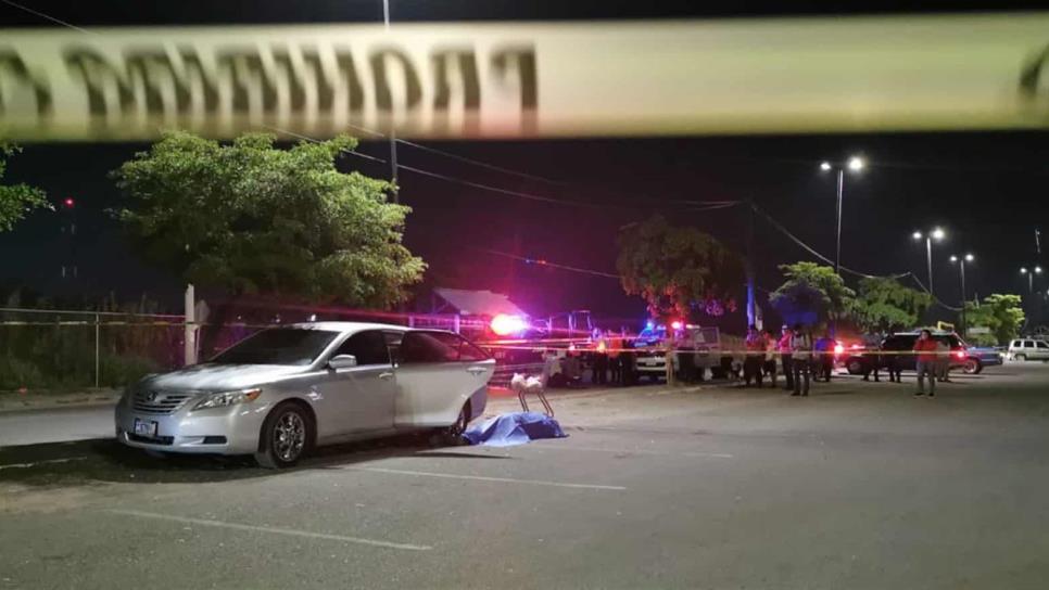 Asesinan a hombre en estacionamiento de supermercado, al sur de Culiacán