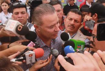 Maestros de inglés se manifiestan y encaran al gobernador