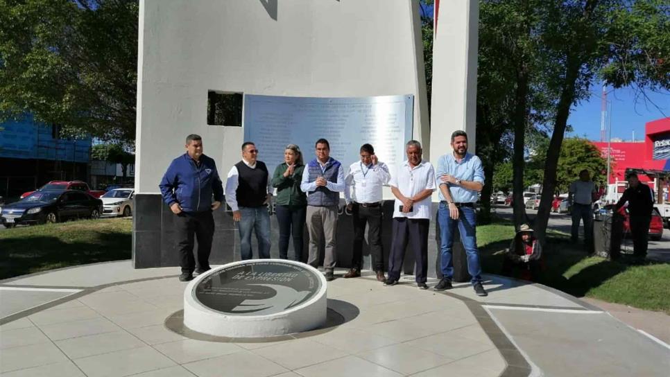 Colocan placa conmemorativa en Monumento a la Libertad de Expresión