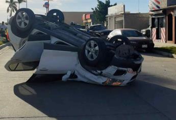 Camioneta vuelca tras carambola en el Zacatecas