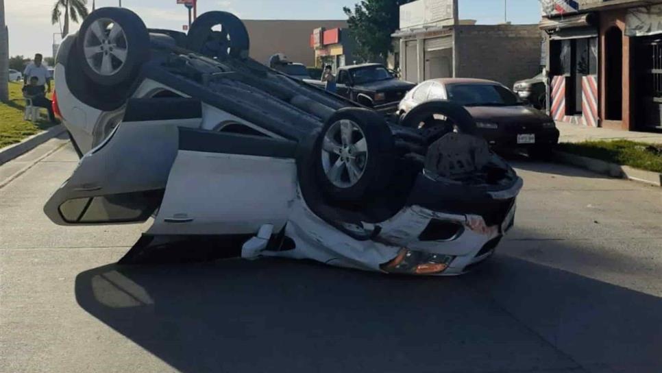 Camioneta vuelca tras carambola en el Zacatecas